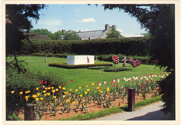 Franklin D. Roosevelt Grave and Monument, Hyde Park, NY - Carey's Emporium