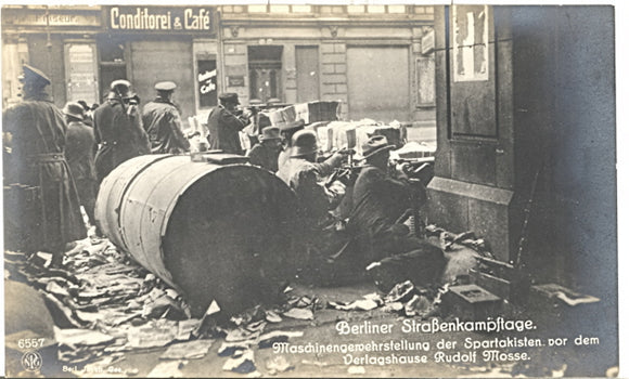 Berliner Strassenkampstage. Maschinengewehrstellung der Spartakisten vor dem Verlagshause Rudolf Mosse - Carey's Emporium