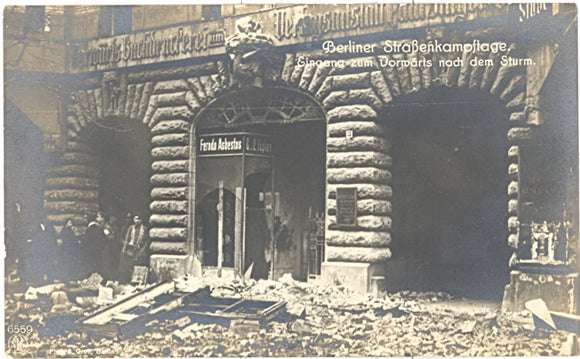 Berliner Strassenkampstage. Eingang zum Vorwarts nach dem Sturm - Carey's Emporium