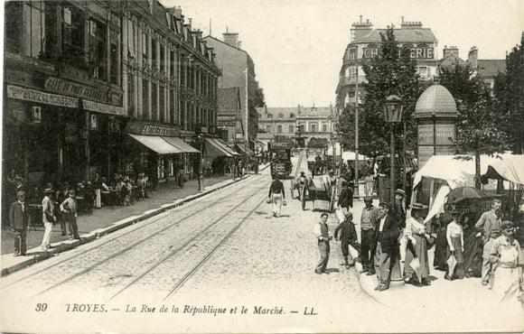 La Rue de la Republique el le Marche, Troyes-Carey's Emporium