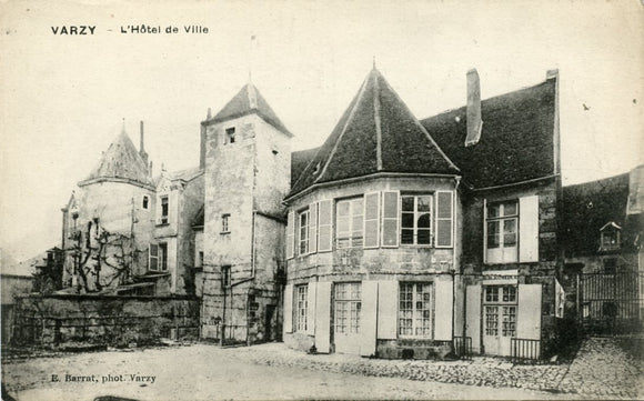 L'Hotel de Ville, Varzy-Carey's Emporium