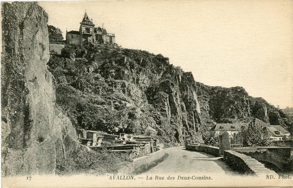 La Rue des Deux-Cousins, Avallon-Carey's Emporium