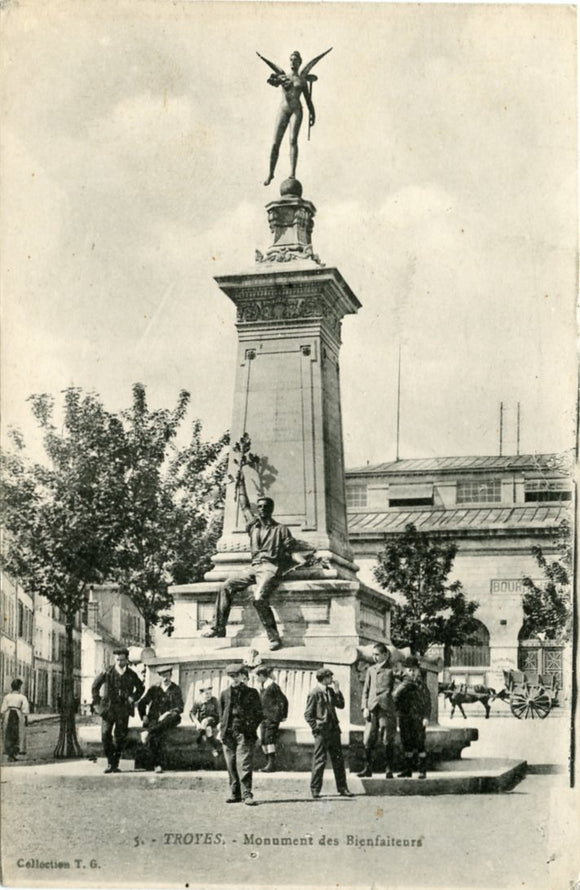 Monument des Bienfaiteurs, Troyes-Carey's Emporium