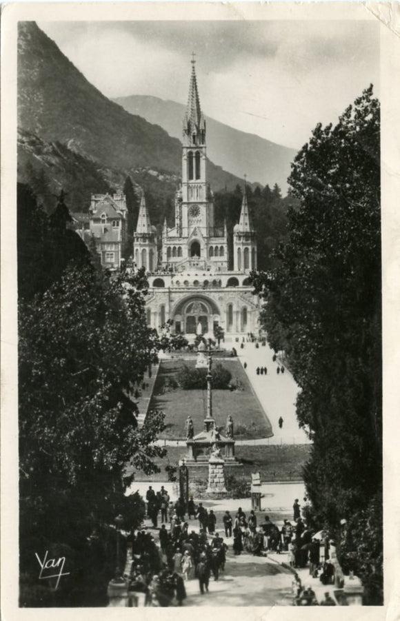 Lourde, La Basilitique et l'Esplanade-Carey's Emporium