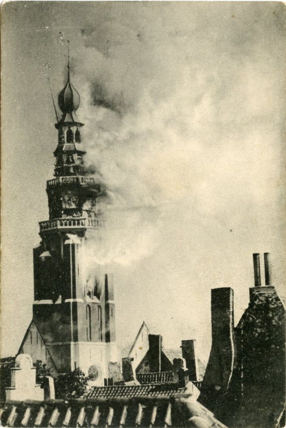 Brand van de St. Jacobskerk met toren op 5 September 1911 te Vlissingen [Postcard]